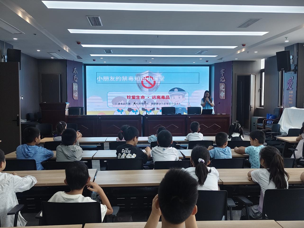 任海华院长首先
